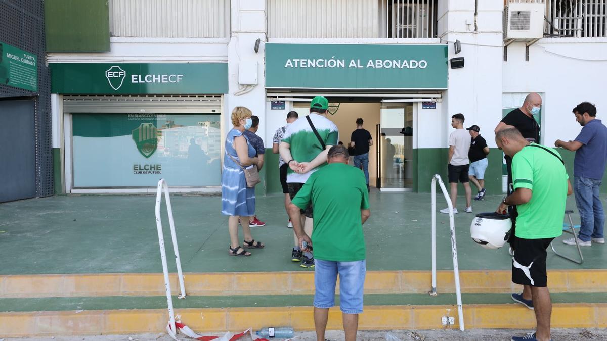 Primera cola para renovar los abonos del Elche para la temporada 2022/2023