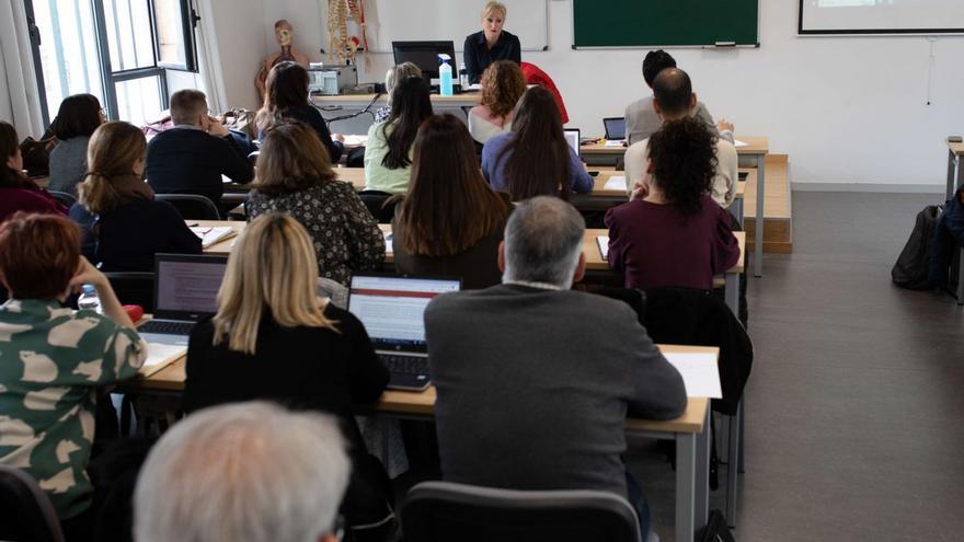 Curso de acceso a la bolsa de secretarios, inaugurado por la delegada de la Junta, Leticia García.