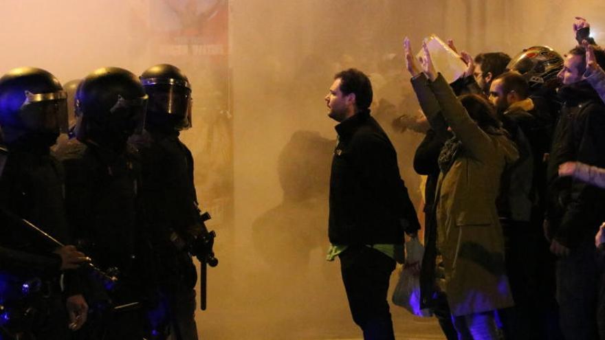 Manifestants s&#039;encaren al cordó policial dels Mossos, ahir a Barcelona.