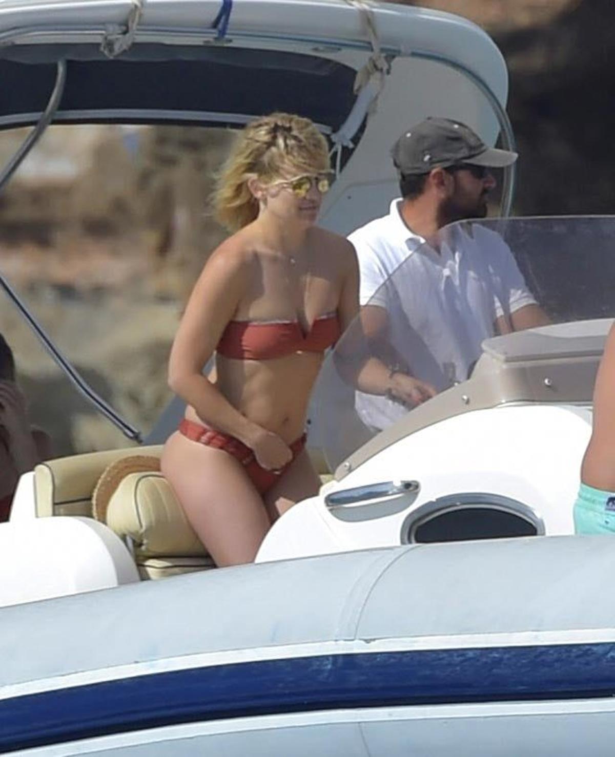 Kate Hudson en la lancha en la que ha ido por las aguas de Ibiza