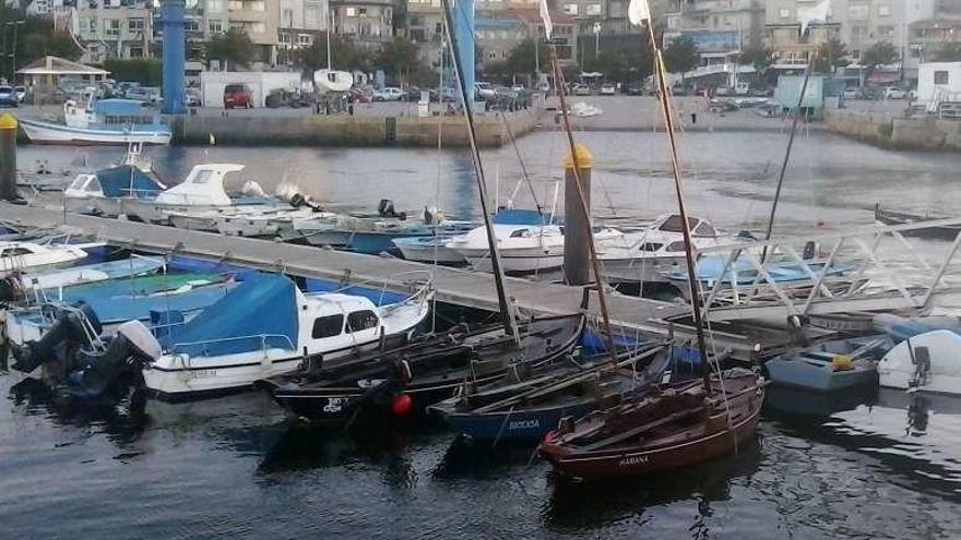 Algunas embarcaciones, en el muelle de O Chasco. // Faro