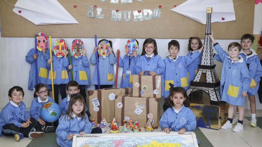 Alumnado de Infantil trabajando en el proyecto «Vuelta al mundo». |