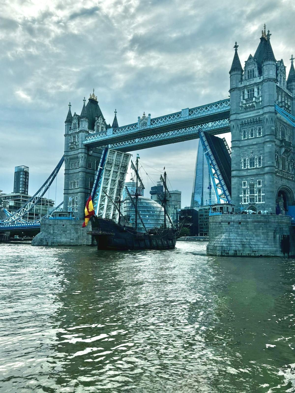 Galeón Andalucía cruzando el Tower Bridge.