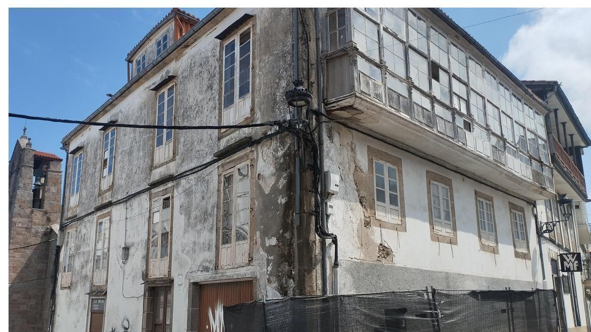Edificio de La Reja, en pleno casco histórico de Betanzos.