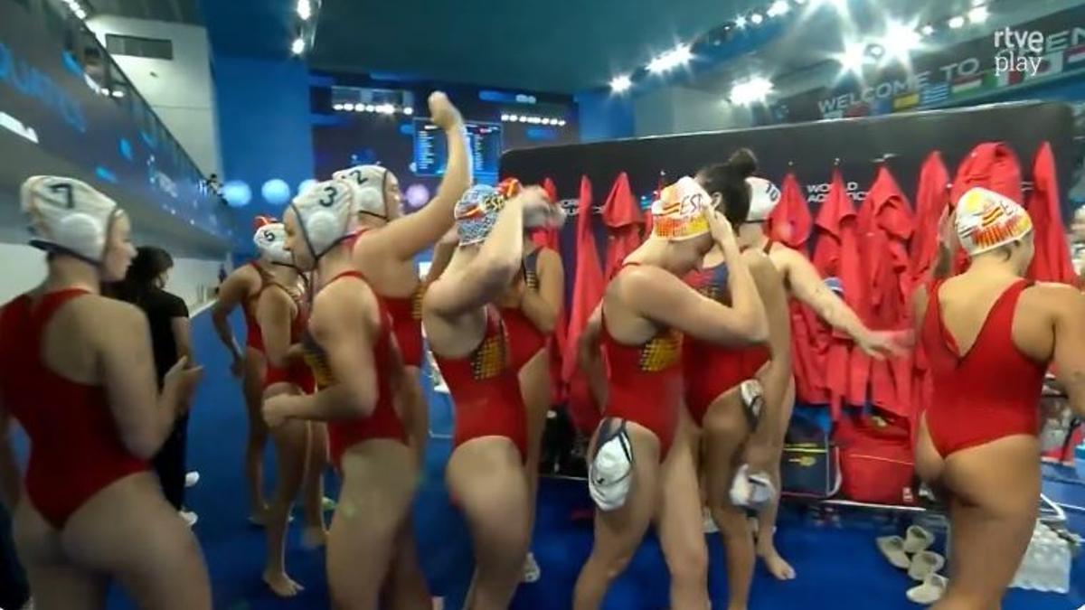 La selección española femenina de waterpolo celebra su victoria ante China