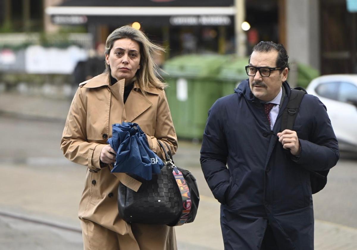 La edil de Seguridad y Fiestas Patricia Rodríguez Calviño con su abogado, a su llegada a la Ciudad de la Justicia.