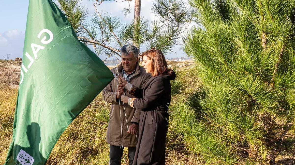 Juan Manuel Saborido e Ángeles Vázquez izando a Bandeira Verde de Carnota.
