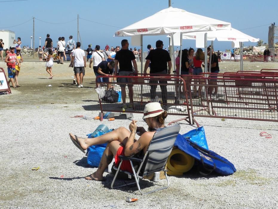 Los 'weekers', en las horas previas al inicio del festival de música de Torre del Mar.