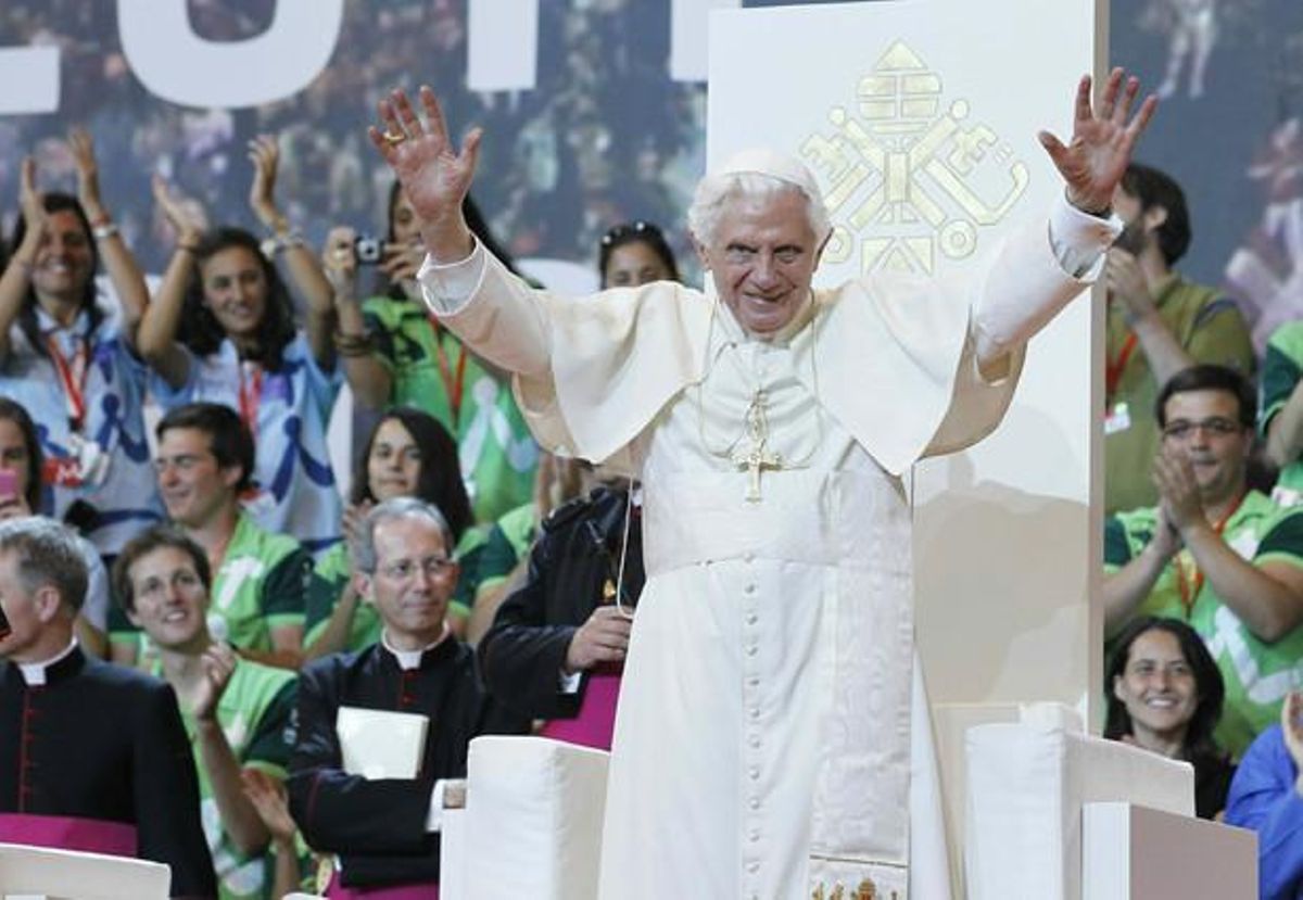 Benet XVI saluda a la seva arribada al recinte firal d’IFEMA, on ha mantingut una trobada amb els voluntaris que han col·laborat desinteressadament amb l’organització de la XXVI Jornada Mundial de la Joventut.