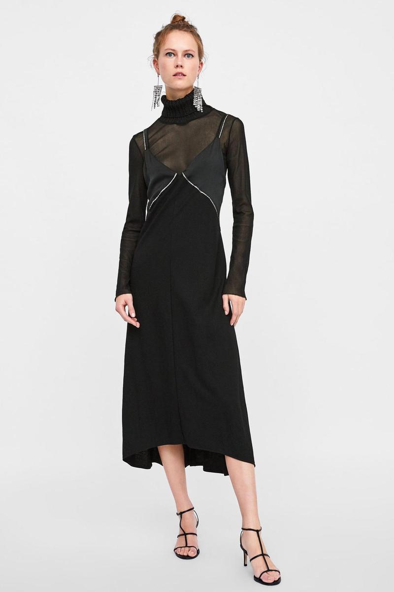 Vestido lencero negro, de Zara (Precio: 25,95 euros)