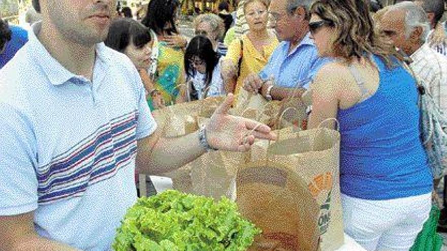 Un momento de la campaña de reparto de productos agrícolas, en la avenida da Mariña. / iñaki abella