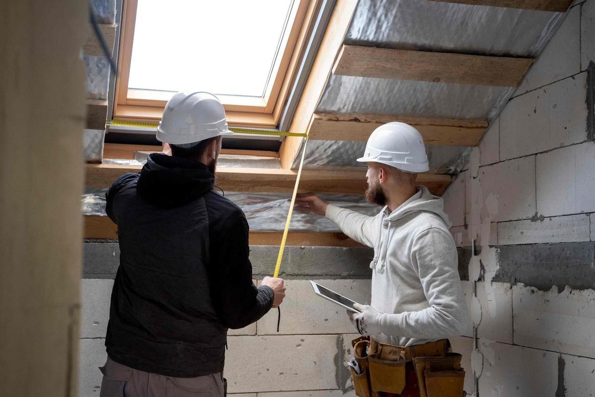 Dos trabajadores en una vivienda en obras como la que fue objeto del robo.