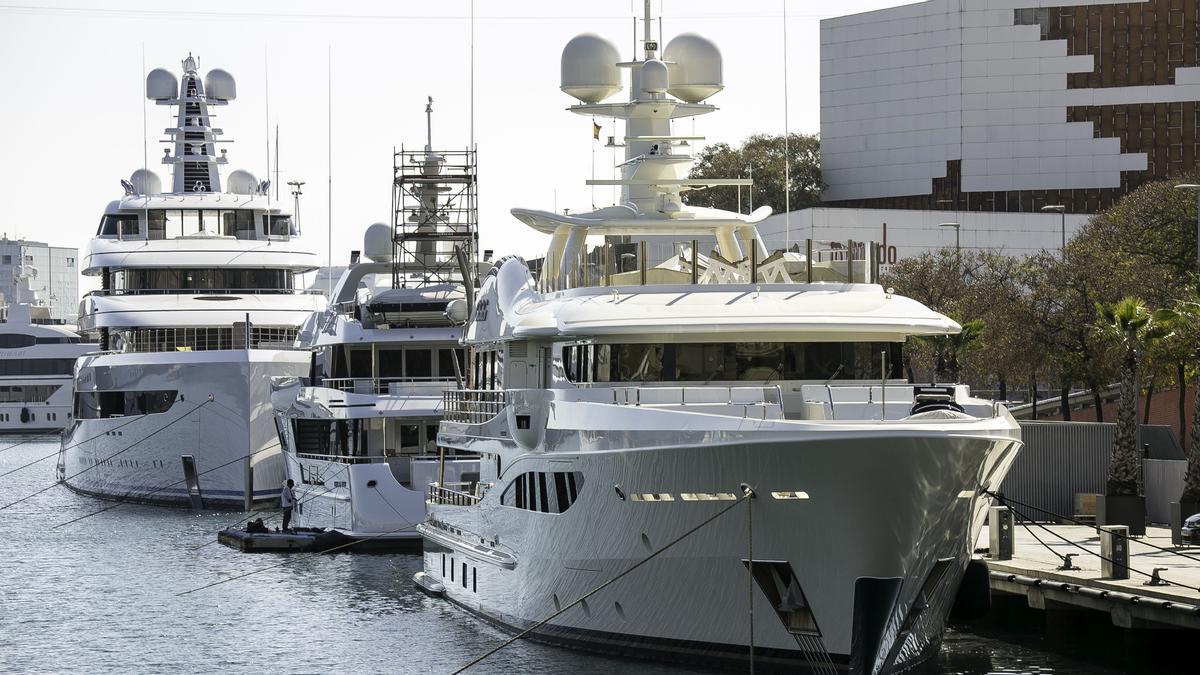 Els iots d'Abramovich i d'altres dos oligarques russos segueixen a Barcelona