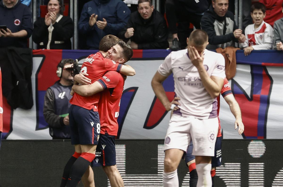 El centrocampista del Osasuna Pablo Ibáñez (i) celebra con su compañero Kike Barja (2i) tras marcar el 2-0 durante el partido que disputan, este domingo, en el estadio de El Sadar, correspondiente a la jornada 31 de Laliga. EFE/ Jesús Diges. (Osasuna) (Girona)