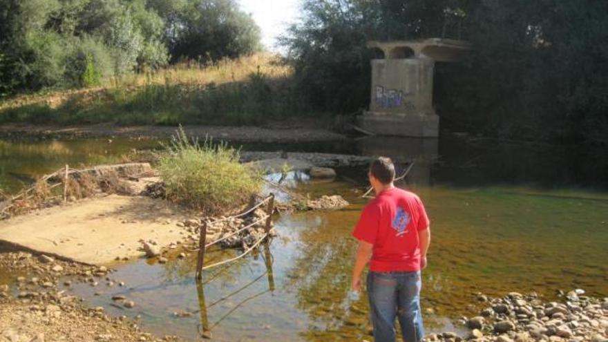 Un hombre junto al viejo puente.