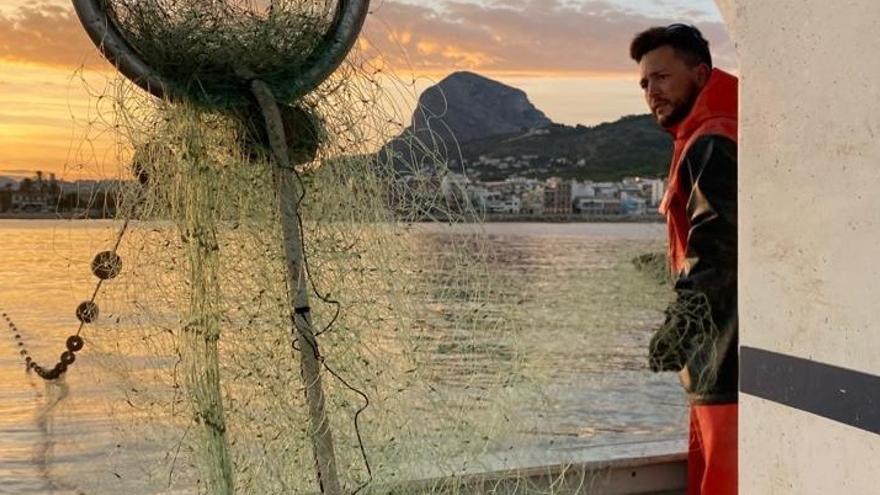 Pepe Serrat Soliveres, de 34 años, en su barca de «tresmall». | LEVANTE-EMV