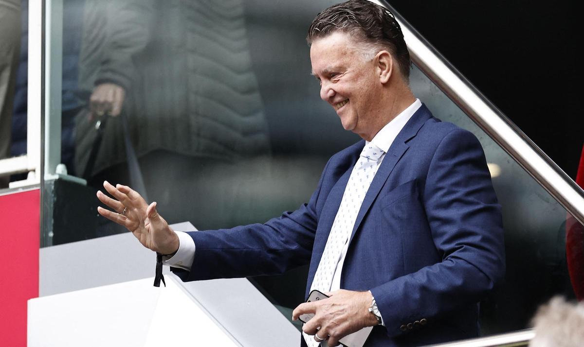 FBL-NED-EREDIVISIE-AJAX-ALKMAAR Louis van Gaal saluda a los aficionados en el estadio del Ajax, el Johan Cruyff Arena.