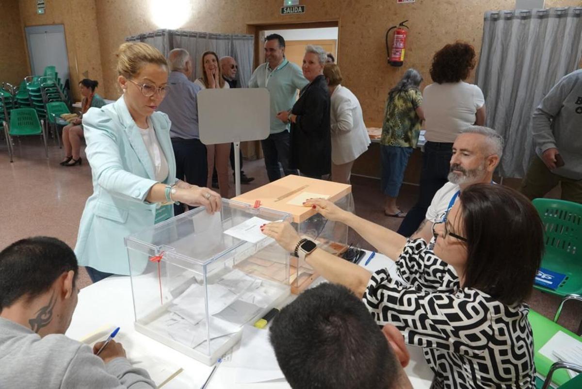 La candidata de Sí Cartagena, Ana Belén Castejón, deposita su voto.