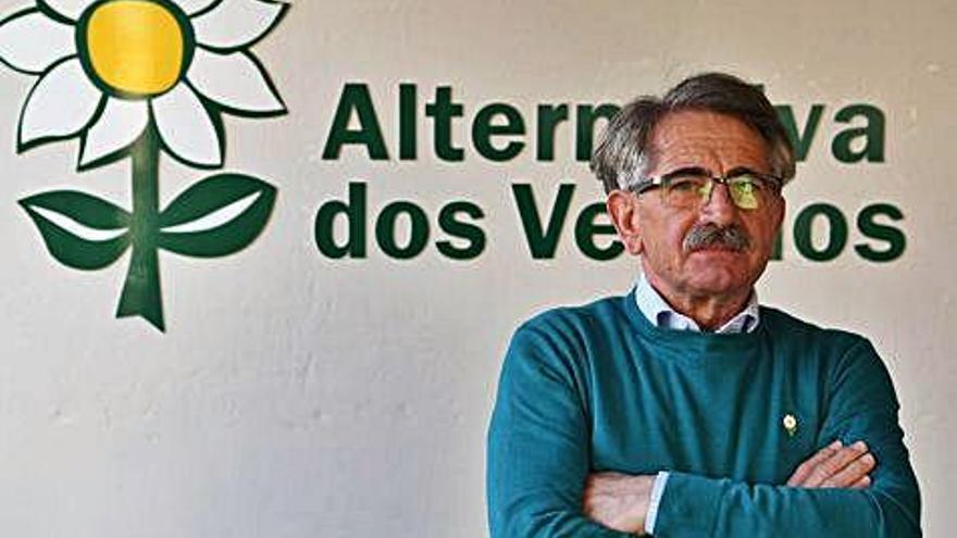 Antonio Patiño, xunto á sede de Alternativa en Arteixo.