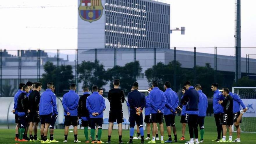Los jugadores del Villanovense, durante el entrenamiento de ayer en Barcelona. // Efe