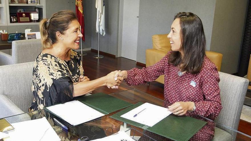 Beatriz Mato y María Ramallo en el momento de la firma del convenio. // FdV