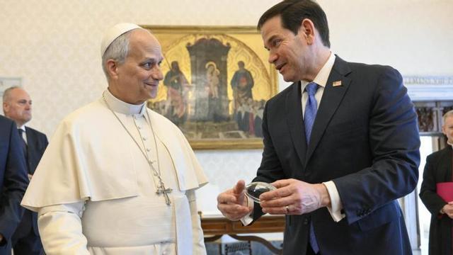 El papa Lleó XIV i Marco Rubio, ahir al Vaticà.el papa León XIV rep al Vaticà Marco Rubio en plena tensió per les crítiques de Trump al pontífex | EFE