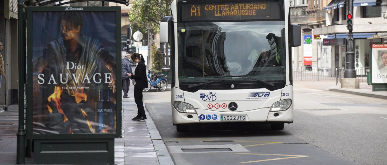 Un autobús urbano en la calle Uría.