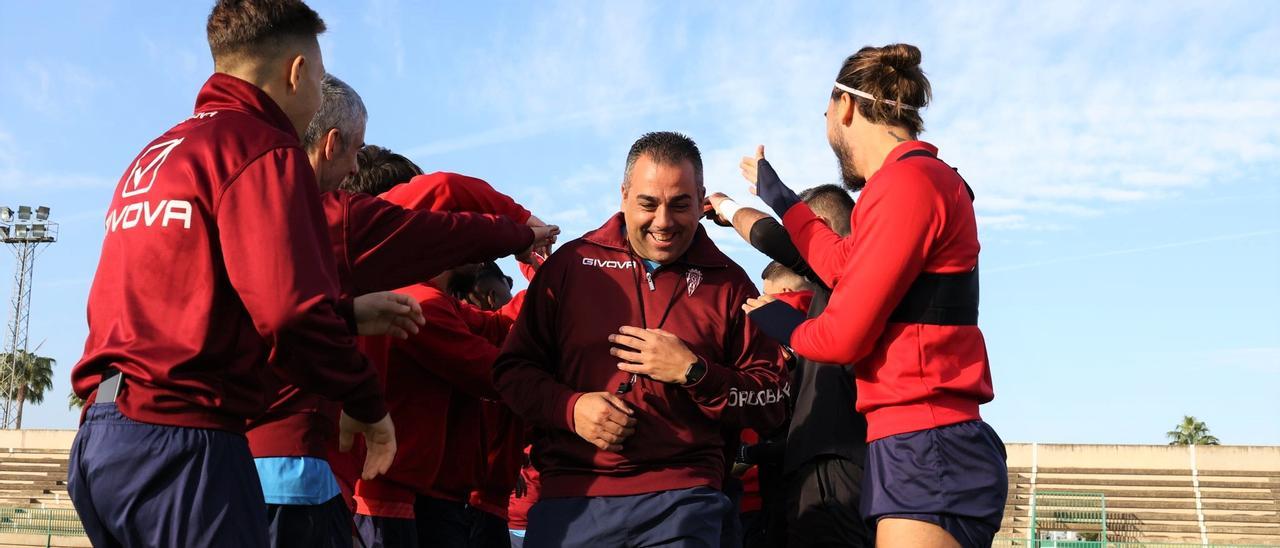 Germán Crespo recibe el pasillo de los jugadores por su renovación, en la Ciudad Deportiva.