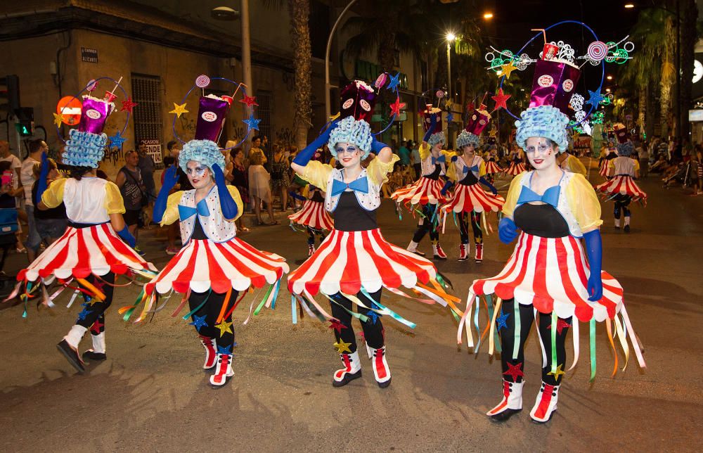 Diferentes momentos del Desfile del Ninot en San Vicente del Raspeig, que reunió a cientos de personas.