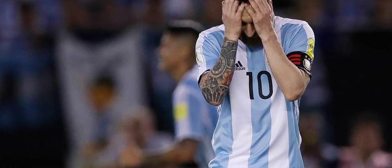 Leo Messi se echa las manos a la cabeza durante el Argentina-Chile de clasificación para el Mundial.