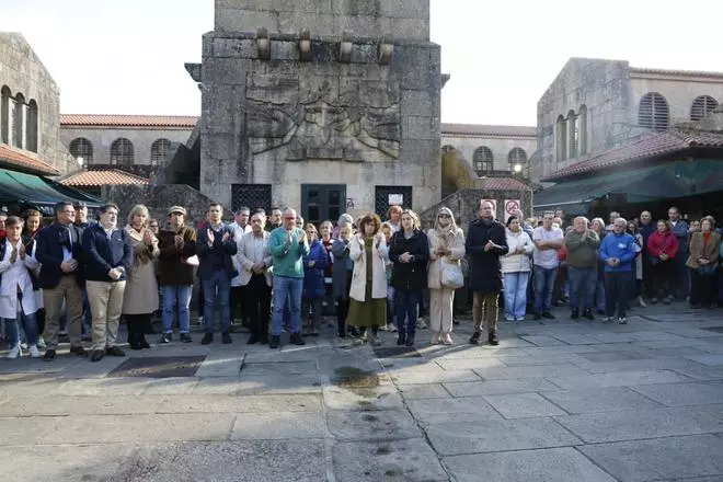 Conmoción en la Plaza de Abastos por la muerte violenta de Antonio Costa: los puestos se llenan de lazos negros