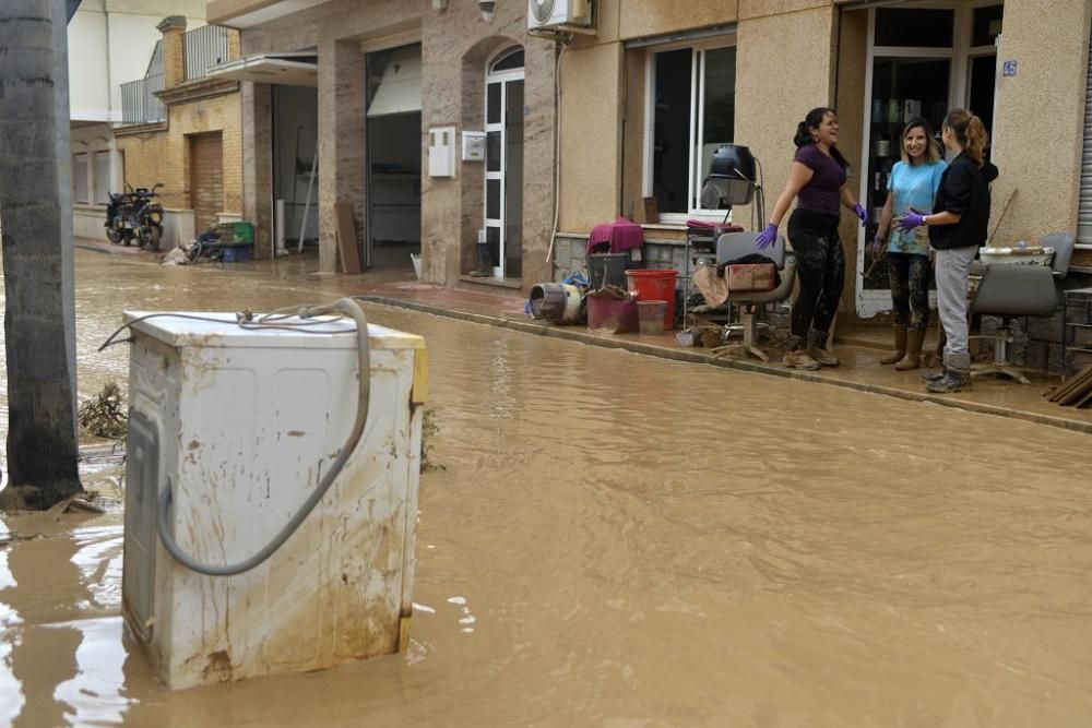 Los vecinos tratan de limpiar sus casas y las calles