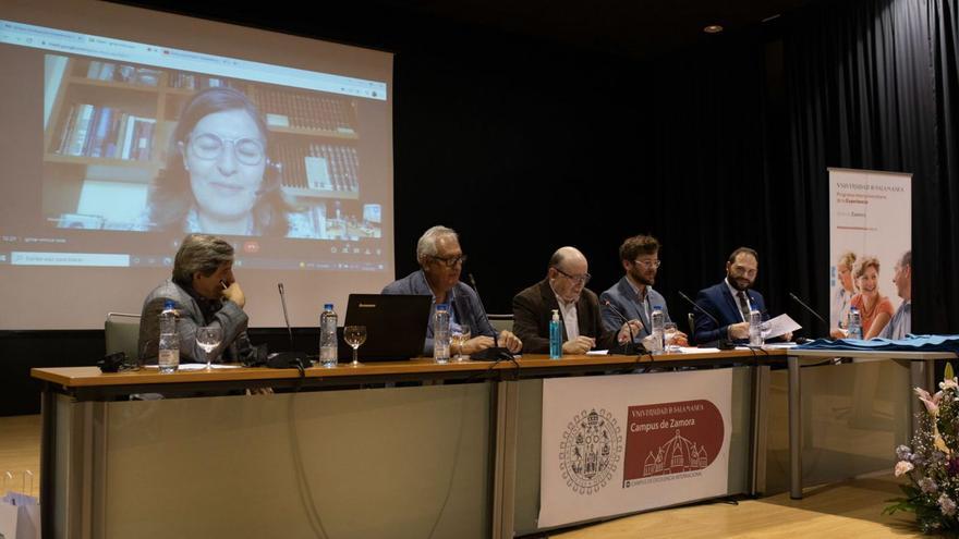 La mesa con profesores y autoridades, en el salón de actos del Campus Viriato de Zamora. | Emilio Fraile