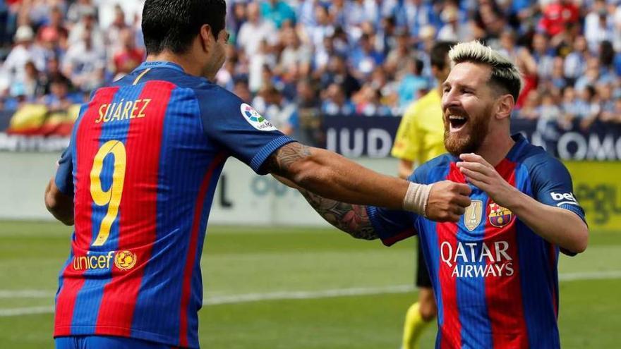 Messi celebra un gol esta temporada junto a Luis Suárez.