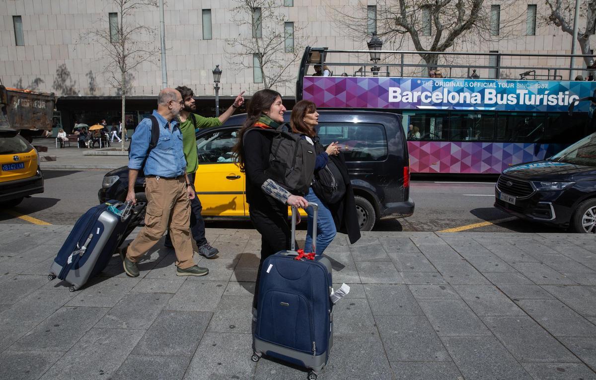 Los turistas llenan Barcelona pese al mal tiempo