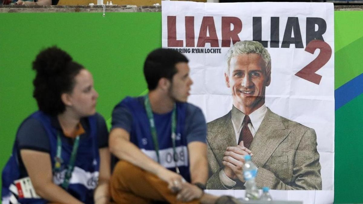 Un poster que parodia la película 'Mentiroso compulsivo' con la foto de Lochte, en el estado Olímpico de Río de Janeiro.