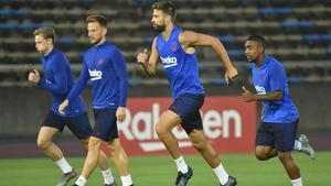 Piqué, en un entrenamiento del Barça en Japón.