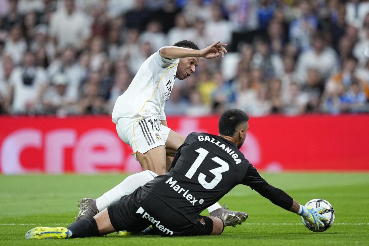 Kylian Mbappé trata de diblar a Paulo Gazzaniga en el partido de Liga entre el Real Madrid y el Girona