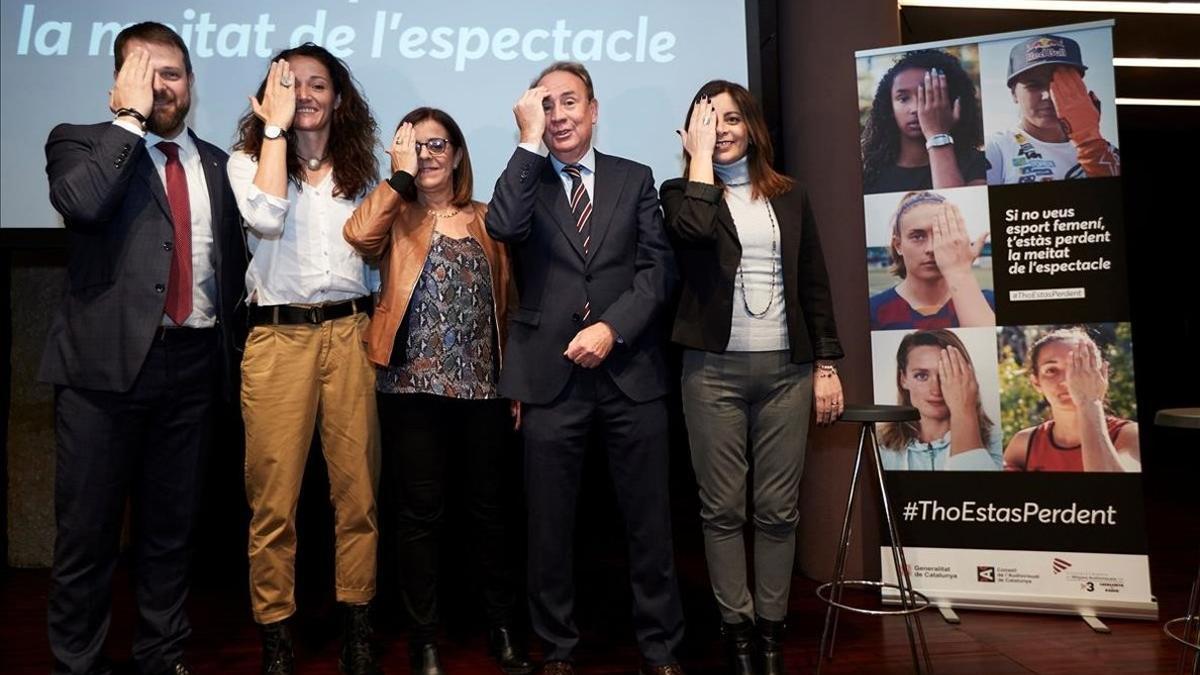 Laia Palau, jugadora del Uni Girona (segunda por la izquierda) junto a Gerard Figueras, Nuria Llorach, Roger Lloppacher y Laura Martínez en el acto de La Pedrera