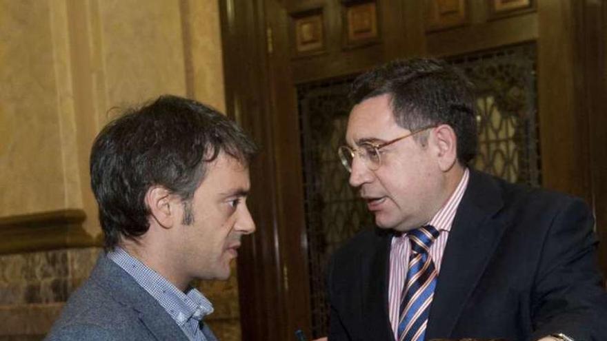 Xulio Ferreiro habla con el portavoz del PSOE, José Manuel Dapena.