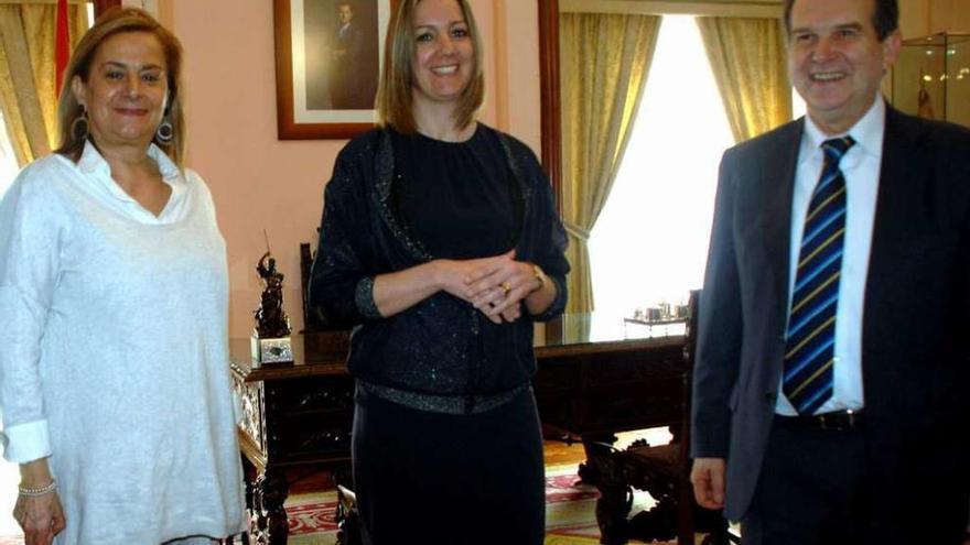 Carmela Silva, Lara Méndez y Abel Caballero, ayer en el Concello de Lugo. // FdV