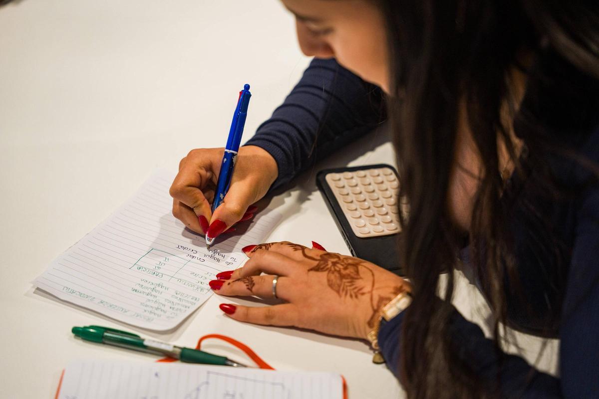 Dounia, una de las alumnas de los talleres de catalán de El Prat.
