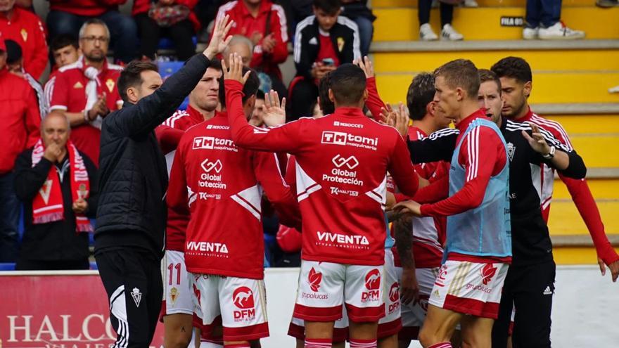 Piña del los jugadores del Real Murcia antes del inicio del encuentro del pasado sábado en Alcoy. | PRENSA REAL MURCIA