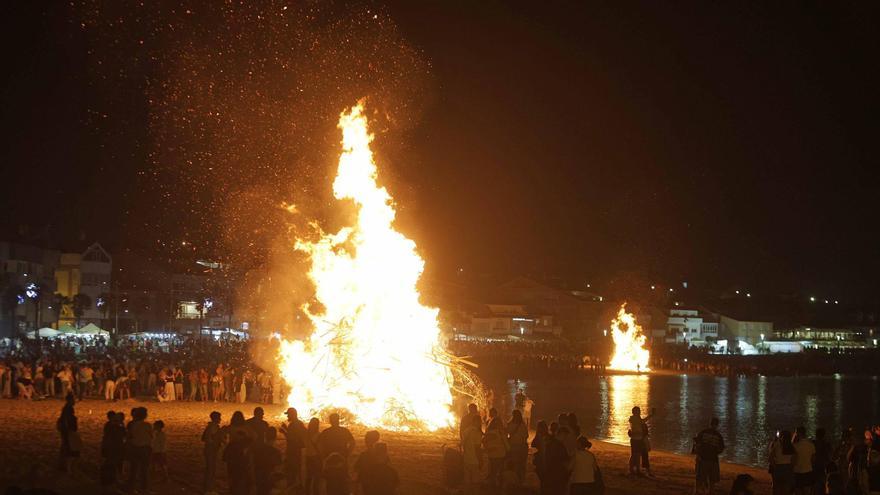 Una gran hoguera en la playa y fuegos artificiales para festejar la noche de San Xoán en Nigrán.