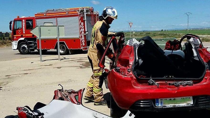 Un choque entre un vehículo agrícola y un coche deja un herido