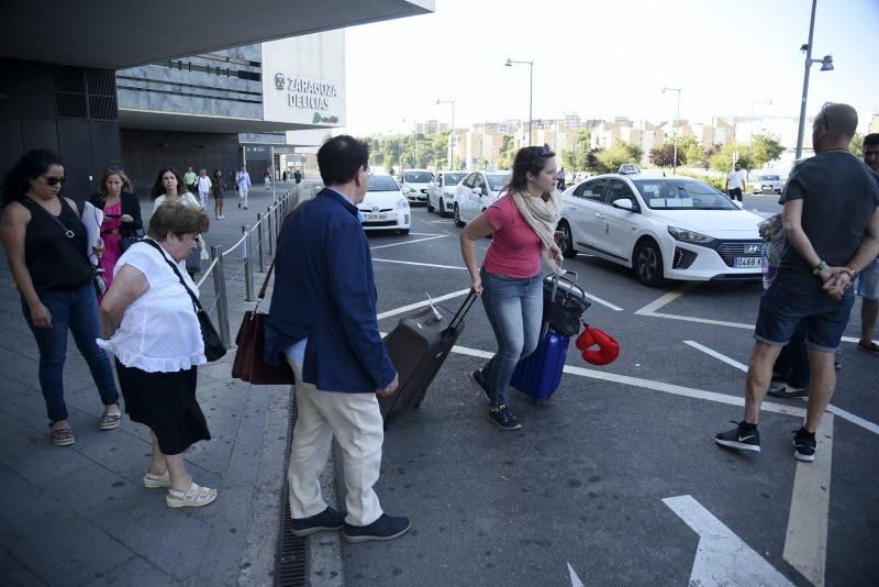 Las mejor imágenes de la jornada de movilización del taxi en Zaragoza