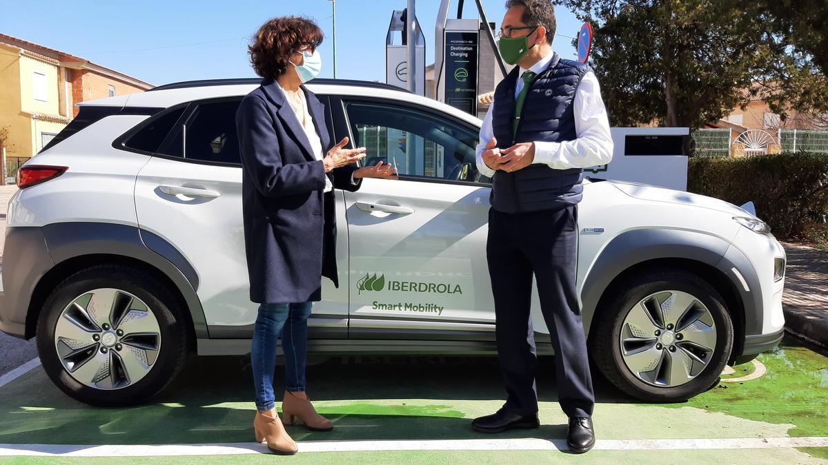 Carmen Suárez y Joaquín Longares junto a los puntos de recarga