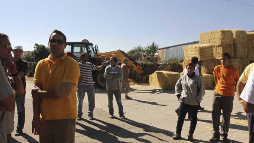 Ganaderos de Villardiegua y Zamora durante la entrega de paja y alfalfa.