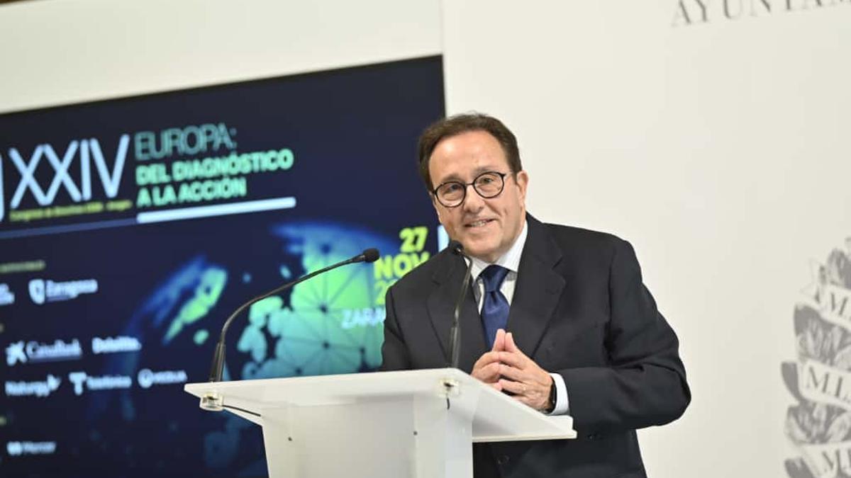 Ramón Adell, vicepresidente de la Fundación CEDE, este lunes en la rueda de prensa ofrecida en Zaragoza.