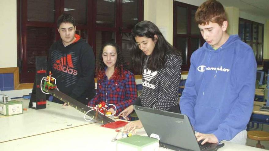 Alumnos prueban la placa controladora Arduino diseñada para los Premios de Investigación e Innovación Educativa.